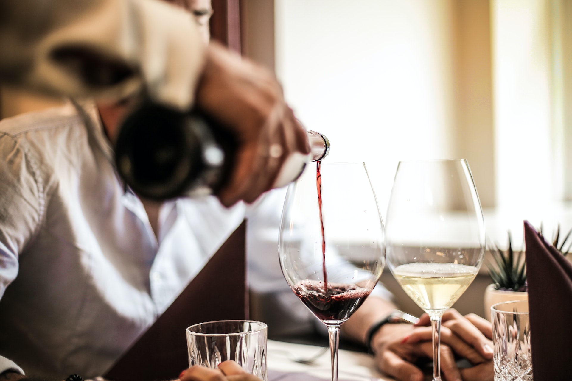 How to Select the Best Type of Wine to Bring to a Dinner Party
