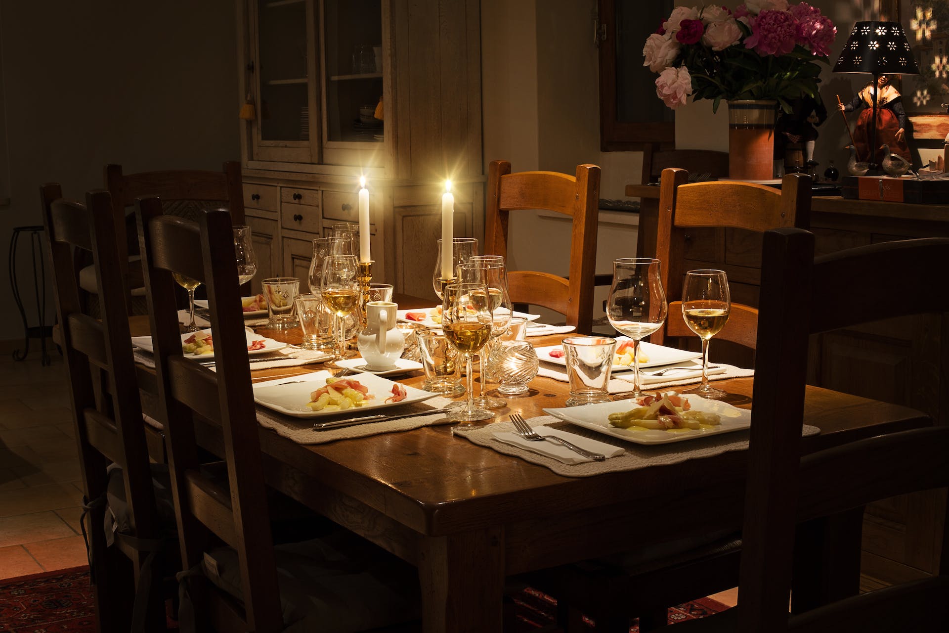 How to Set a Table Properly: Master the Art of Dinner Table Setting